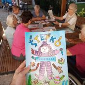 Stanovalci za mizo barvajo Štepkovo pobarvanko